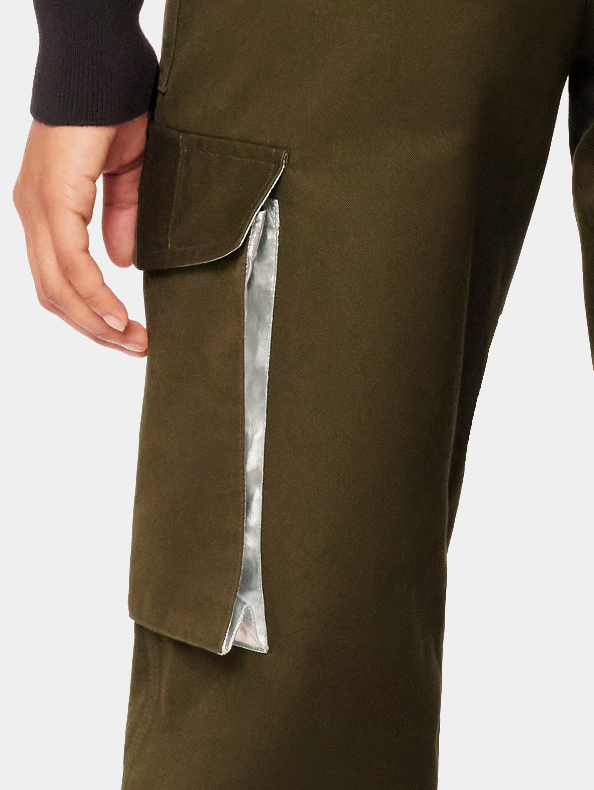 Cargo pants with metallic details